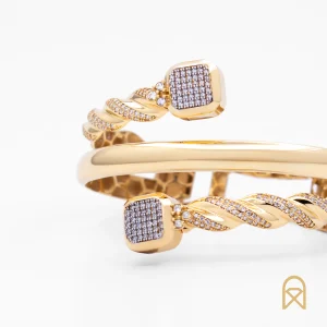 گالری طلا آلتون زر - کالکشن یورمن - دستبند طلا مدل یورمن وسط ساده طلای زرد - نمای کنار